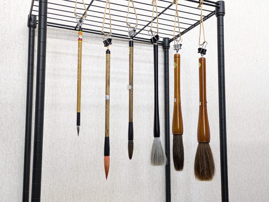 吊るして乾かしている筆