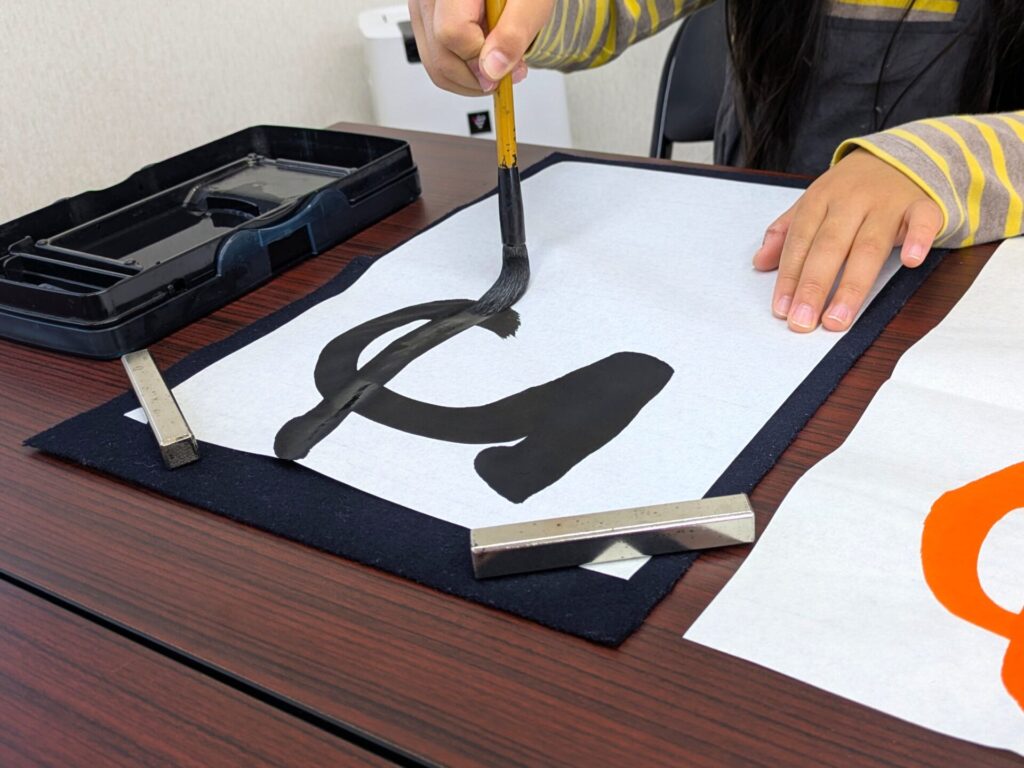 小学生の毛筆練習風景