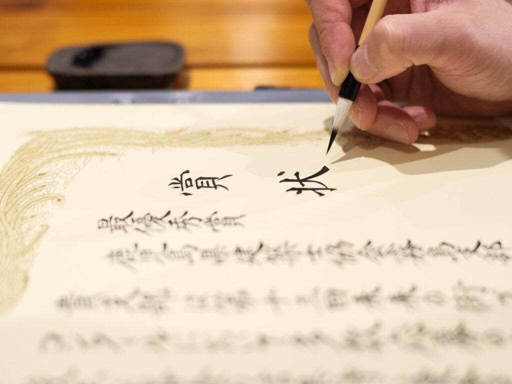 賞状を書いている様子